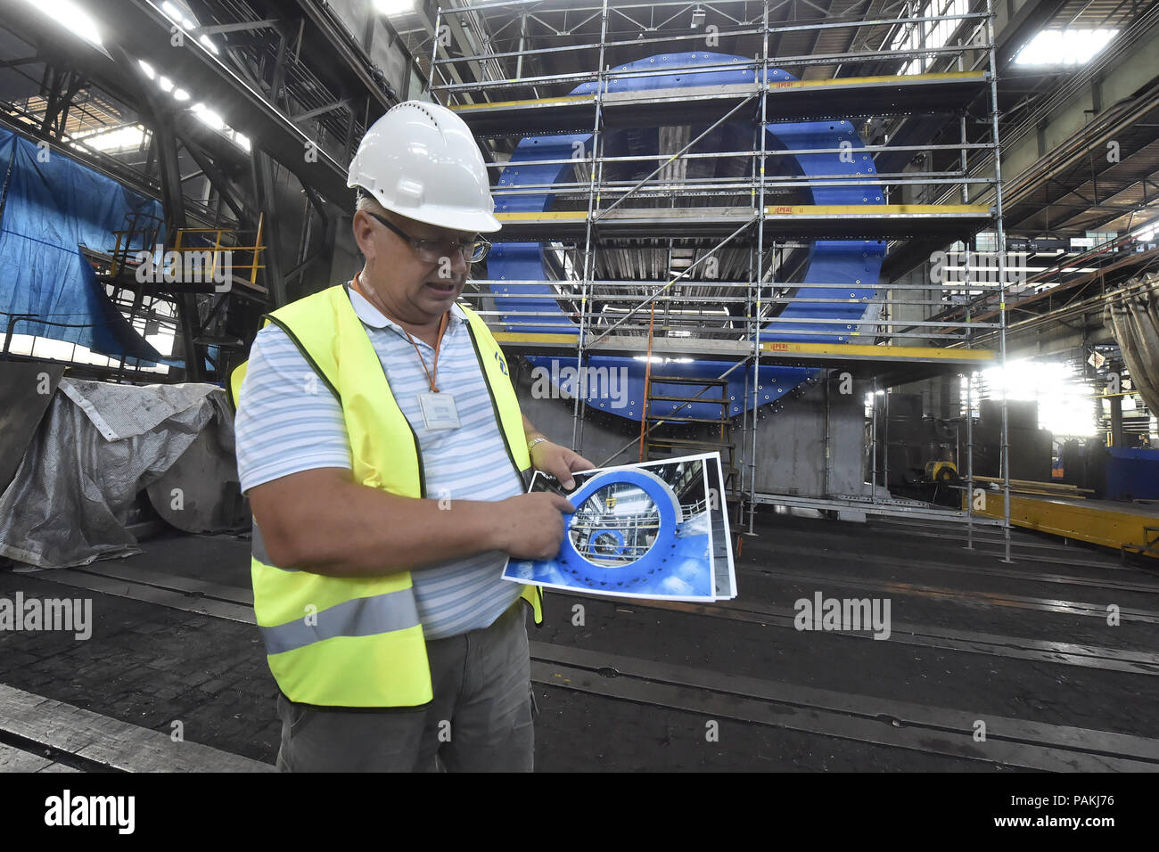 Ostrava, Repubblica Ceca. Il 24 luglio, 2018. Premere Informazioni sul completamento del progetto di prestigio e la fornitura di parti di ricambio di magnete di acceleratore di particelle international per la ricerca nucleare a livello del giunto Istituto per la ricerca nucleare (JINR) basato in Russia ha avuto luogo in Vitkovice macchinari pesanti (VHM) impianto di produzione nel mese di luglio 24, 2018 a Ostrava, Repubblica Ceca. Sulla foto si vede Nikolay Topilin del JINR. (CTK Jaroslav Ozana) Foto Stock