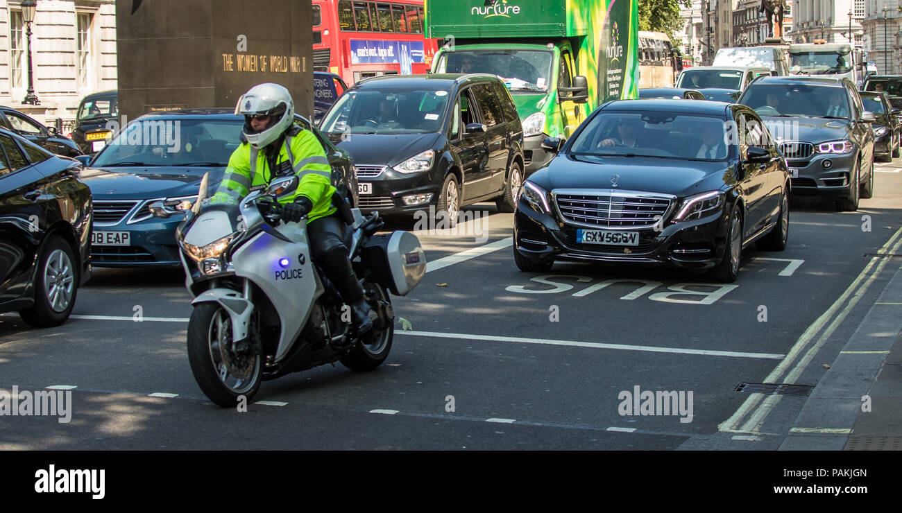 Londra, UK. Il 24 luglio 2018. L'Emiro del Qatar, Sceicco Tamim Bin Hamad Al-Thani arriva con la scorta della polizia a Downing Street per un incontro con il Primo ministro britannico, Theresa Maggio. David Rowe/ Alamy Live News Foto Stock