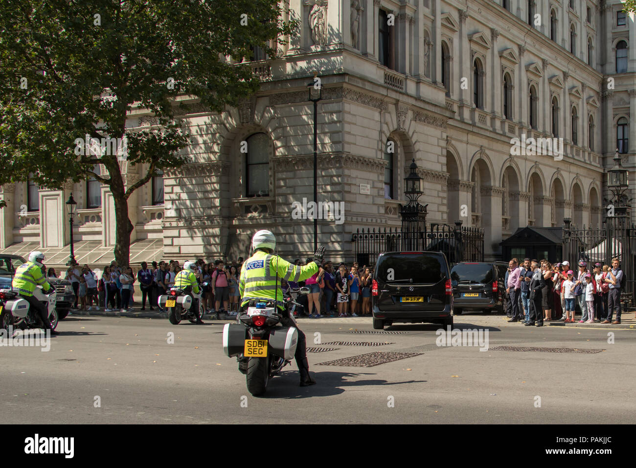Londra, UK. Il 24 luglio 2018. L'Emiro del Qatar, Sceicco Tamim Bin Hamad Al-Thani arriva con la scorta della polizia a Downing Street per un incontro con il Primo ministro britannico, Theresa Maggio. David Rowe/ Alamy Live News Foto Stock