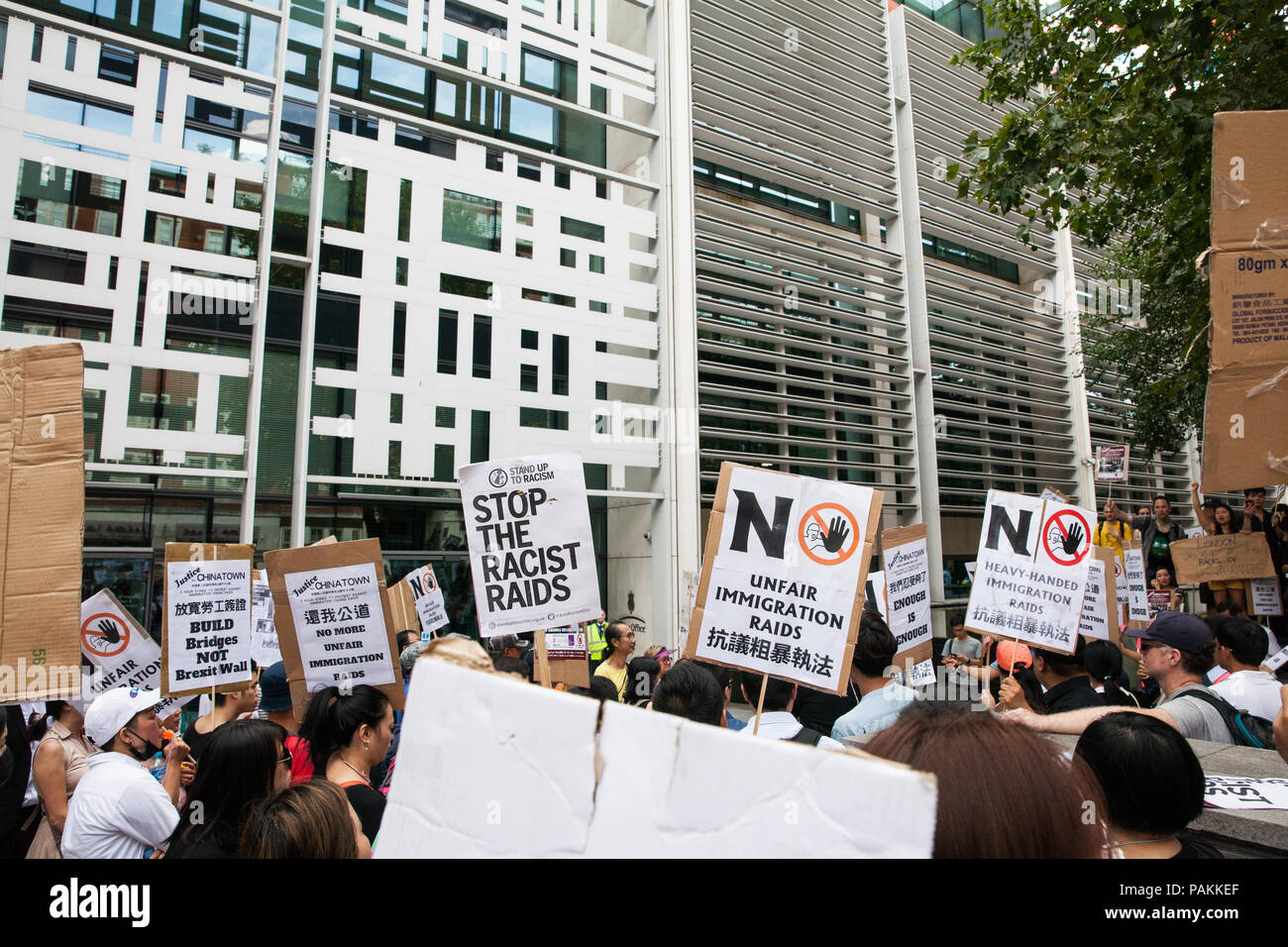 Londra, Regno Unito. Il 24 luglio, 2018. I membri della comunità di Chinatown protesta al di fuori dell'ufficio in casa contro il comportamento di immigrazione e funzionari di polizia durante e in seguito a un raid su un ristorante a Chinatown il 5 luglio 2018. Le aziende a Chinatown sono stati chiusi anche oggi per cinque ore di sciopero generale. Credito: Mark Kerrison/Alamy Live News Foto Stock