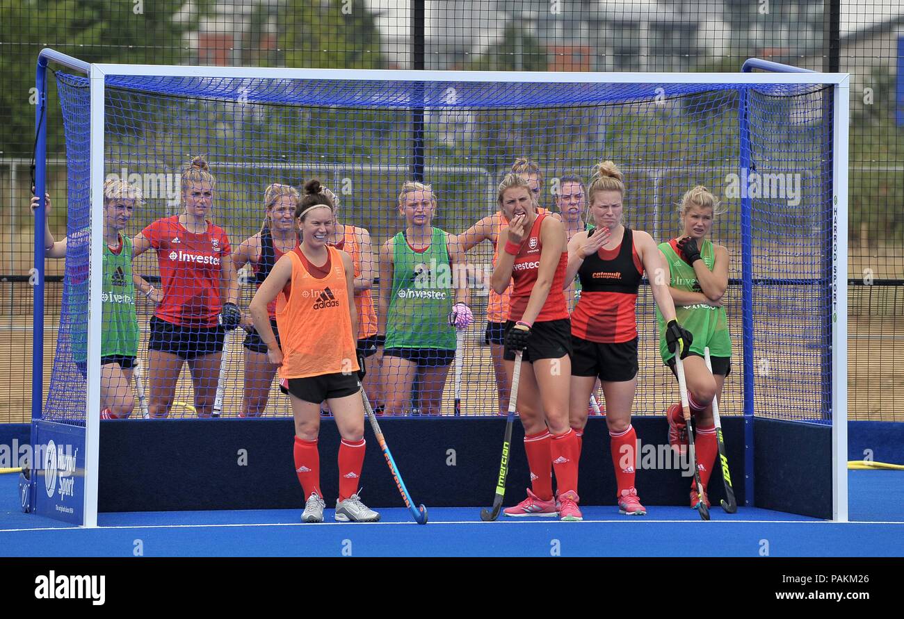 Londra, Regno Unito. Il 24 luglio, 2018. Il team di prendere una pausa durante il corso di formazione. In Inghilterra la sessione di formazione. Womens Hockey World Cup 2018. Lee Valley hockey center. Queen Elizabeth Olympic Park. Stratford. Londra. Regno Unito. 24/07/2018. Credito: Sport In immagini/Alamy Live News Foto Stock