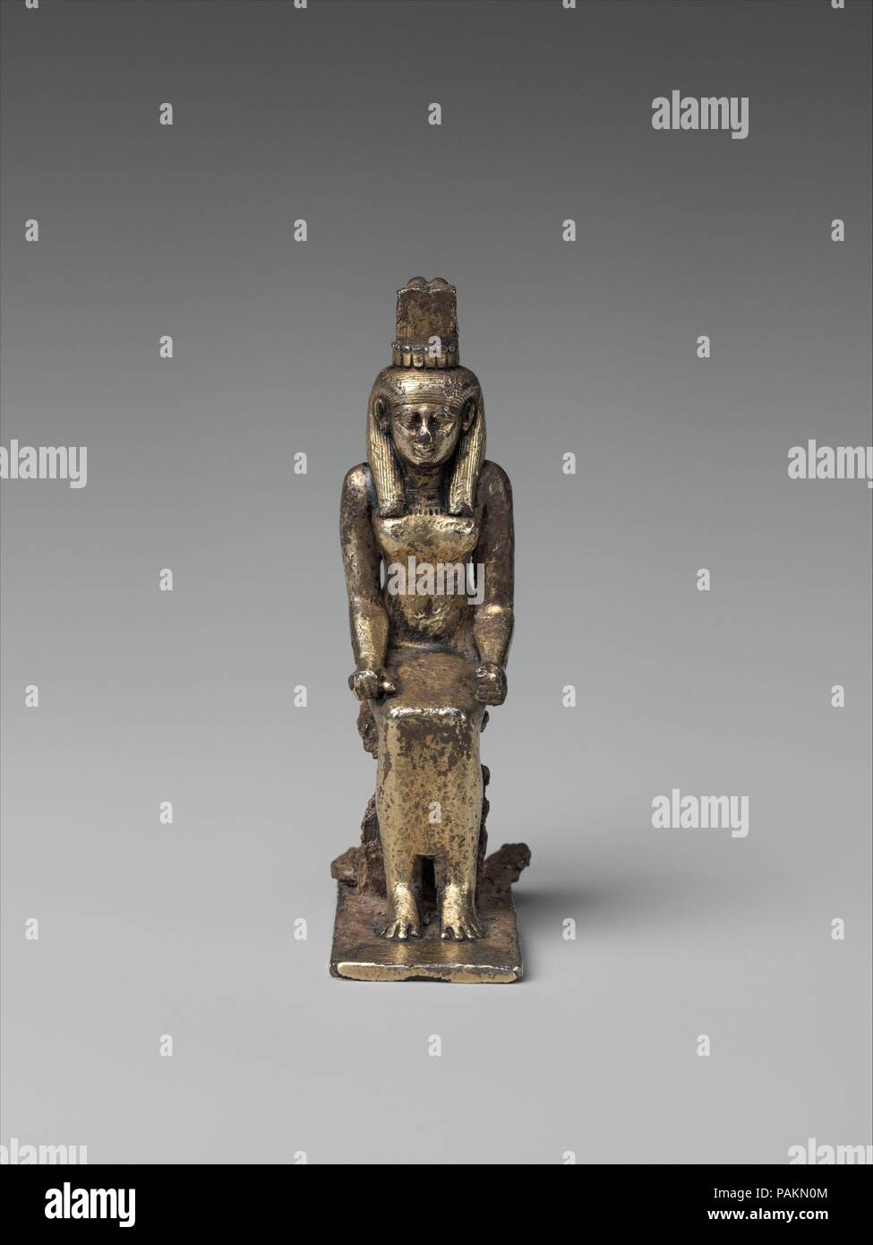 Seduto dea Nefti, inscritta per Mereskhonsu. Dimensioni: H. 6.4 cm (2 1/2 in.); W. 2 cm (13/16 in.); D. 4 cm (1 9/16 in.). Dynasty: Dynasty 26. Regno: Psamtik I / Tanwetamani. Data: ca. 715-650 A.C. Il luminoso in argento dorato statuetta della dea Nefti è lavorata con precisione ed eleganza. Il cesto-sign è rotto lontano dall'emblema sulla cima della sua testa che rappresenta il suo nome, e tre lati del suo trono sono corrosi. Un iscrizione sul lato inferiore della statuetta di base (mostrato di seguito) recita: "le parole pronunciate da Nefti, che impreziosisce la cappelle, che dà la vita, p Foto Stock