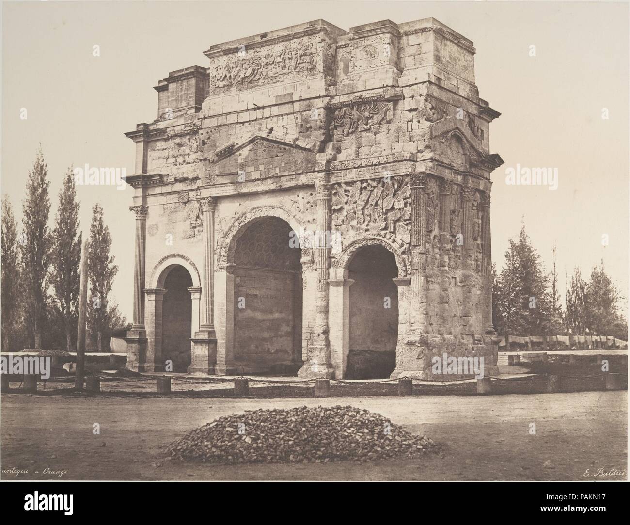 Arco Antico à arancione. Artista: Édouard Baldus (Francese, nato Prussia, 1813-1889). Dimensioni: Immagine: 32,4 x 42,4 cm (12 3/4 x 16 11/16 in.). Montaggio: 48,6 x 63,5 cm (19 1/8 x 25 in.). Data: 1853. Nel 1853 Baldus viaggiato in tutta la Provenza, la registrazione della regione antica e monumenti medievali. Tra le sue destinazioni è stato il romano del primo secolo arch a Orange, un sito che aveva fotografato due anni prima su un governo sponsorizzato mission héliographique, o indagine fotografica. Questa volta, ha viaggiato con un nuovo formato più grande fotocamera e affina un maturo stile che avrebbe portato fama e th Foto Stock