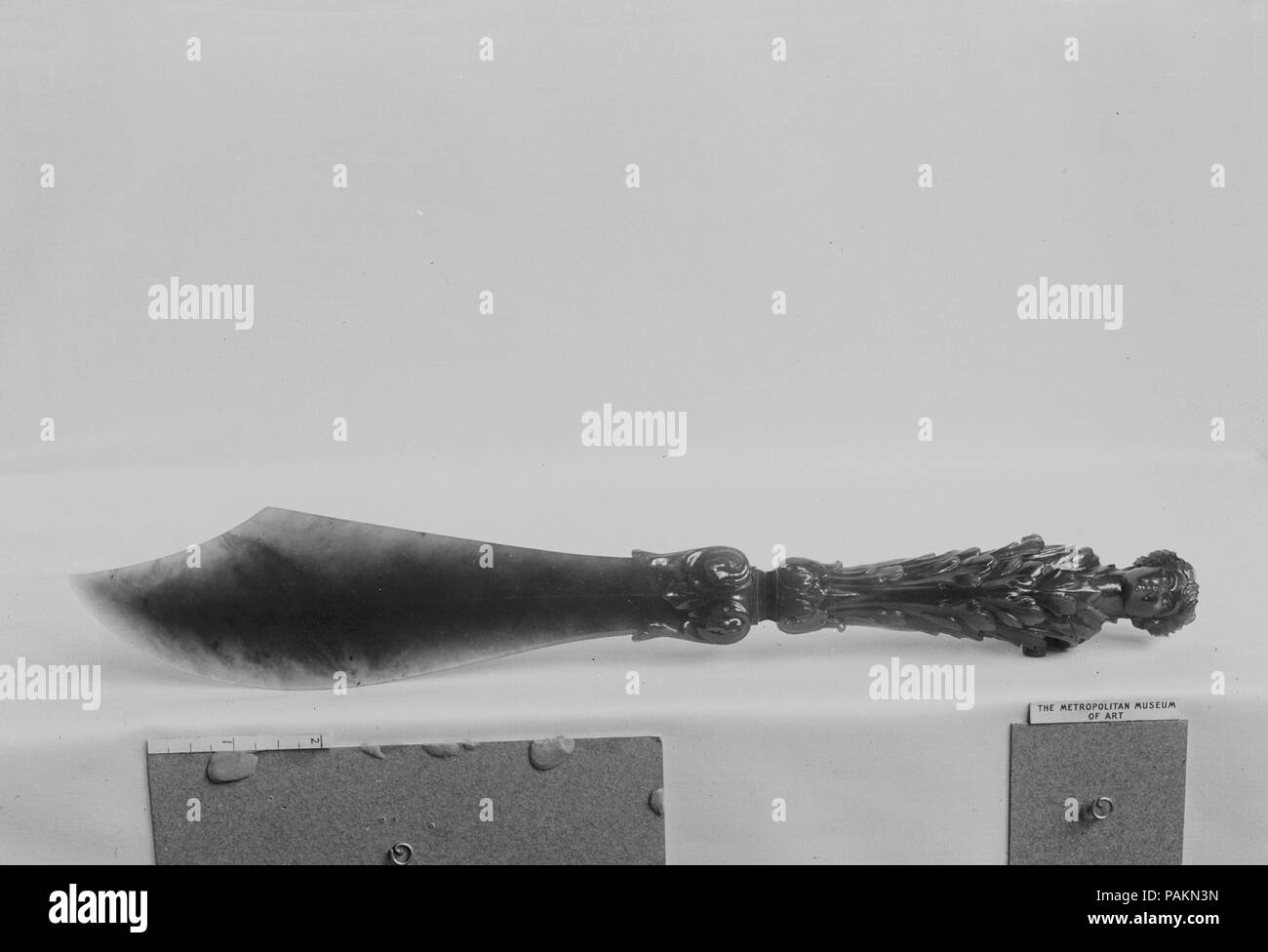 Coltello di carta. Artista: Berquin-Varangoz Workshop. Cultura: la Francia. Dimensioni: W. 2 3/16 in. (5,5 cm); D. 1 5/16 in. (3.3 cm); L. 13 7/16 in. (34,1 cm). Data: 1890. Museo: Metropolitan Museum of Art di New York, Stati Uniti d'America. Foto Stock