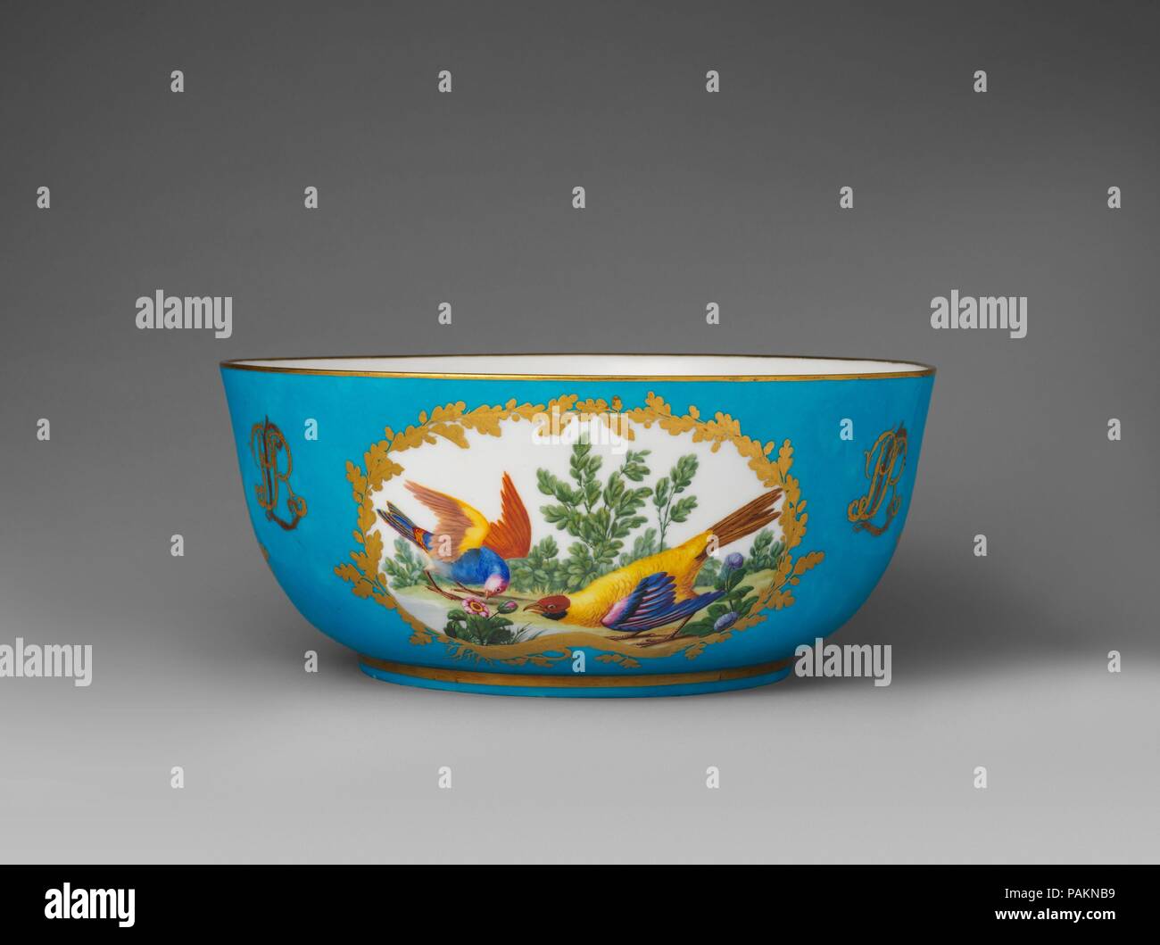 Punch Bowl (jatte à punzone) (parte di un servizio). Cultura: francese, Sèvres. Decorator: attribuito a Louis-Denis Armand (attivo 1746-88). Dimensioni: Altezza: 6 9/16 in. (16,7 cm); diametro: 13 a. (33 cm). Factory: Sèvres Manufactory (francese, 1740-presente). Data: 1771-72. I servizi da tavola prodotte a Sèvres nel XVIII secolo furono molto apprezzati ed estremamente costoso. Essi non solo sono stati acquistati dalla corona e membri dell'aristocrazia ma anche dato dal re come doni diplomatici di tribunali stranieri e dignitari e la stima in cui erano detenuti ha fatto molto per enhanc Foto Stock