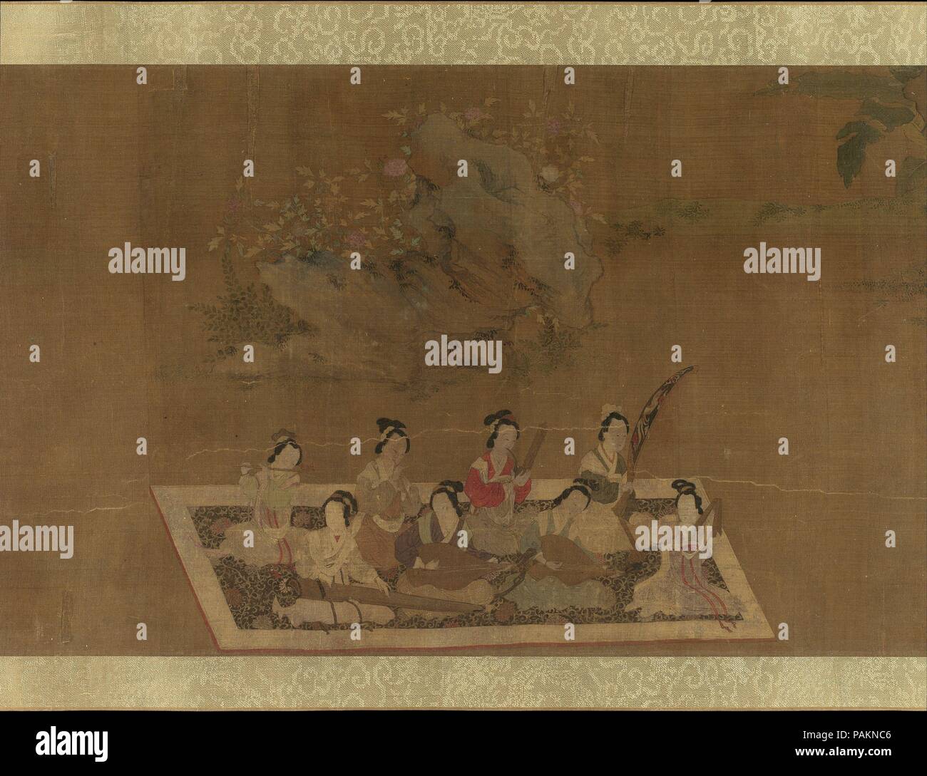 Signora Su Hui e il suo versetto Puzzle. Artista: nello stile di Qiu Ying (Cinese, ca. 1495-1552). Cultura: la Cina. Dimensioni: Immagine: 10 1/16 in. x 10 m. 2 3/4 in. (25,6 x 311.8 cm.). Data: XVI secolo. Questa scena appare in una successiva copia di un codolo di pittura della dinastia che illustra la storia di una leggenda letteraria, Lady Su Hui, che doveva avere vissuto verso la fine del quarto secolo. La datazione del dipinto originale è supportato dai tipi di strumenti illustrati in esso. Sia l'ARPA (konghou) e la pipa ha suonato con un plettro scomparso dopo il codolo. Prima fila, da sinistra a destra: qin, pipa, pip Foto Stock