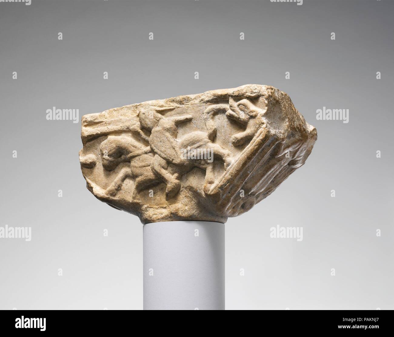 Capitale di una colonna con un cavaliere corazzato su ciascun lato. Cultura: Italiano. Dimensioni: H. 6 15/16 (17,6 cm); W. 13 5/8 (34,6 cm); D. 6 1/8 in. (15,5 cm). Data: ca. 1100. Museo: Metropolitan Museum of Art di New York, Stati Uniti d'America. Foto Stock