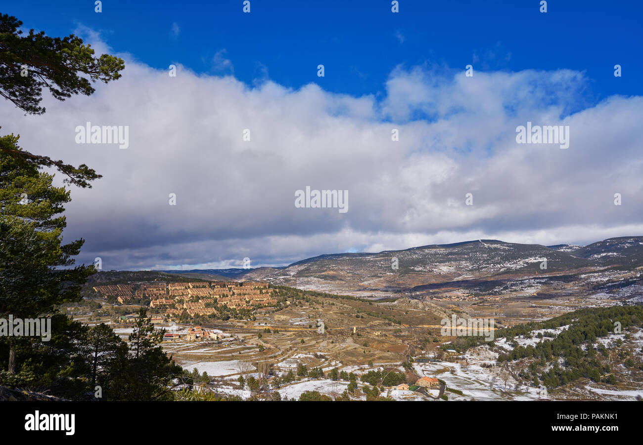 Virgen de la Vega snow village vista da San Rafael picco in Teruel di Spagna Foto Stock