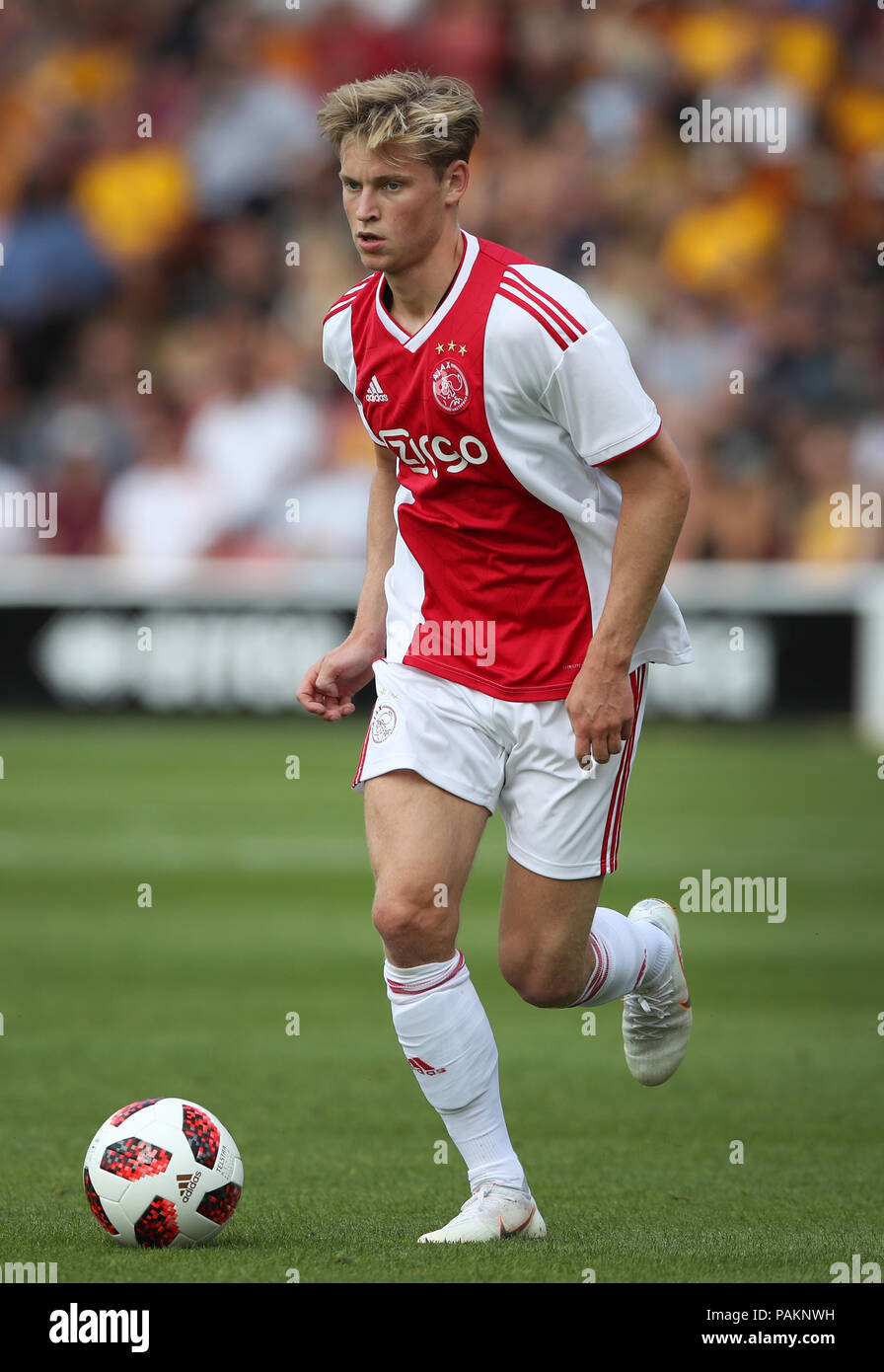 Ajax è Frenkie de Jong durante un pre stagione amichevole presso le banche's Stadium, Walsall. Foto Stock