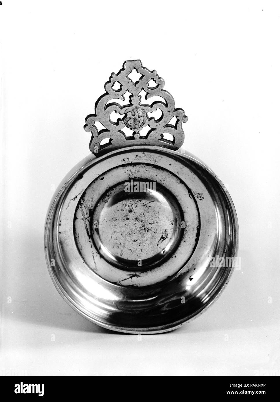 Porringer. Cultura: American. Dimensioni: 2 1/4 x 7 5/8 x 5 1/4 in. (5,7 x 19,4 x 13,3 cm). Maker: William Calder (1792-1856). Data: 1817-56. Museo: Metropolitan Museum of Art di New York, Stati Uniti d'America. Foto Stock