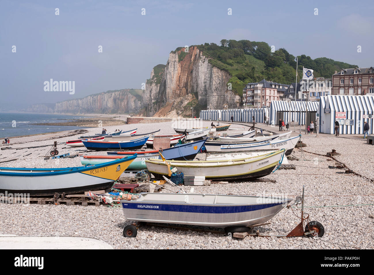 Piccole imbarcazioni sulla spiaggia di Yport, Normandia, Francia Foto Stock