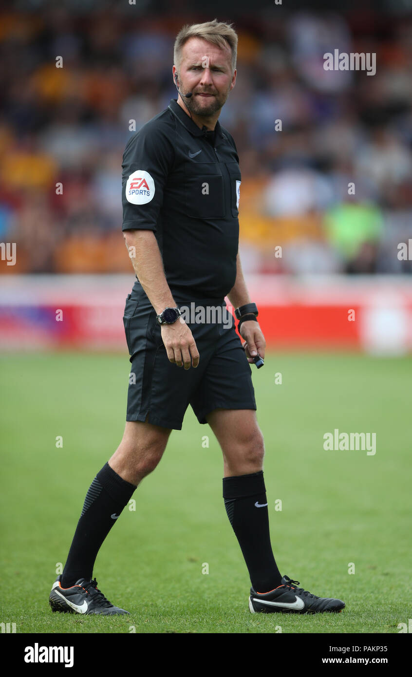 Arbitro Oliver Langford durante un pre stagione amichevole presso le banche's Stadium, Walsall. Foto Stock