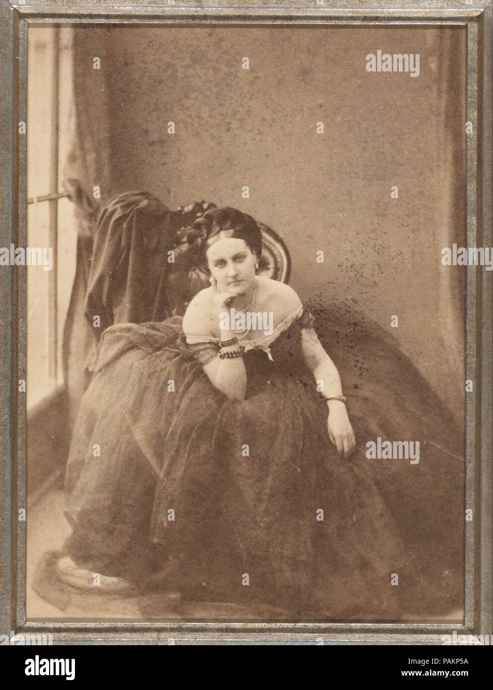 Lo sguardo. Artista: Pierre-Louis Pierson (Francese, 1822-1913). Dimensioni: Immagine: 9 x 6,6 cm (3 9/16 x 2 5/8 in.). Montaggio: 12,9 x 9,1 cm (5 1/16 x 3 9/16 in.) tappeto: 21,9 x 15,9 cm (8 5/8 x 6 1/4 in.). Persona in fotografia: Contessa Virginia Oldoini Verasis di Castiglione (1835-1899). Data: 1856-57. A differenza di Nadar, che ha trovato il suo pubblico tra le élite culturale, la ditta Mayer & Pierson provved a personaggi famosi per la loro notorietà, la socialmente prominente e alla Corte. Istituito nel 1855 combinando gli interessi di Pierre-Louis Pierson con quelli di Ernest Léopold Mayer e suo fratello Foto Stock