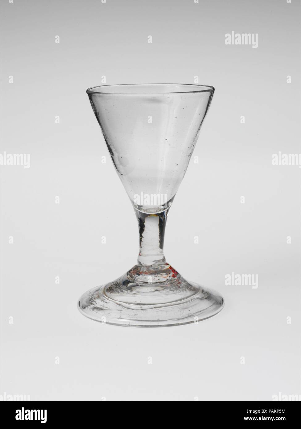 Bicchiere di vino. Cultura: British, probabilmente. Dimensioni: H. 4. (10,2 cm). Data: 1700-1800. Museo: Metropolitan Museum of Art di New York, Stati Uniti d'America. Foto Stock