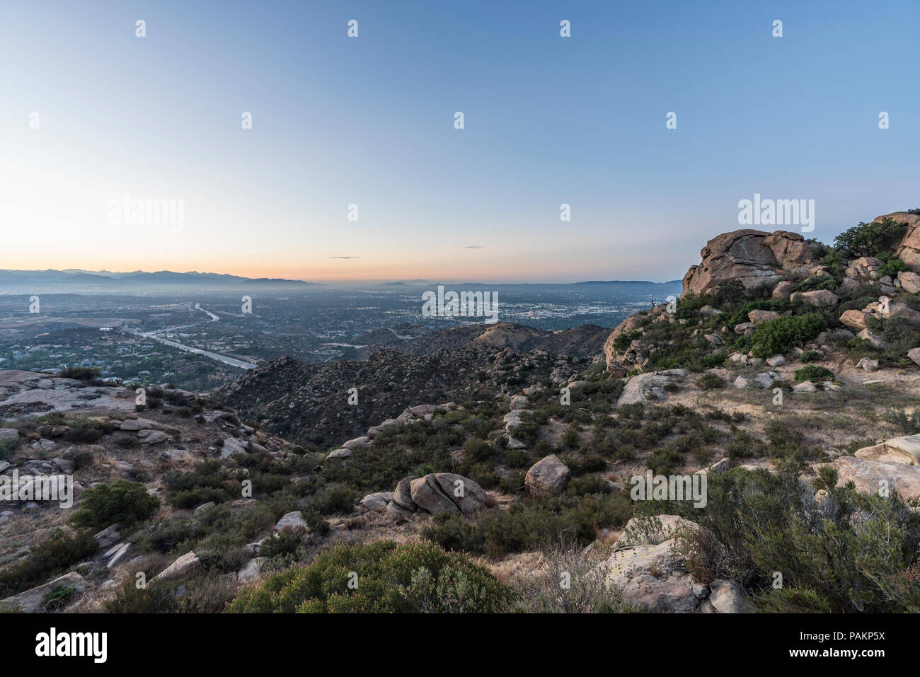 Predawn vista della valle di San Fernando a Los Angeles in California. Girato dal picco roccioso parco vicino Simi Valley. Foto Stock
