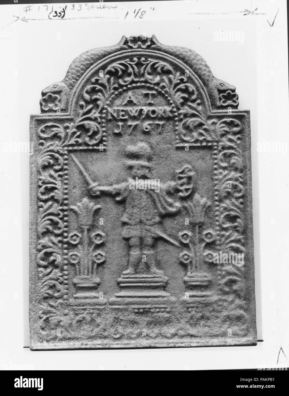 Piastra del camino. Cultura: American. Dimensioni: 23 x 32 in. (58,4 x 81,3 cm). Autore: A. T.. Data: 1767. La figura centrale su questa piastra del camino è pensato per essere un soldato che indossa il Highland uniformi dei reggimenti scozzesi nell'esercito britannico. Un pennacchio di pesanti adorna il suo cofano, una broadsword tracciata dal suo fodero è sollevato nella sua mano destra e la mano sinistra regge un dispositivo shieldlike. La frondosa border incappucciata da delfini è modellato sulla Dutch disegni ornamentali della fine del XVII secolo. Museo: Metropolitan Museum of Art di New York, Stati Uniti d'America. Foto Stock