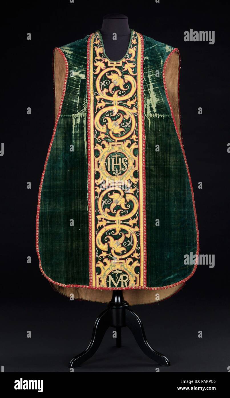 Casula. Cultura: Italiano. Dimensioni: lunghezza al CB: 46 1/2 in. (118,1 cm). Data: quarto trimestre del xvii secolo. Parte di una raccolta che è stato acquistato da Duveen fratelli e preminente i commercianti di opere d'arte degli inizi del XX secolo, questo casula appartiene a un gruppo che include un cope (2009.300.2949), una seconda casula (2009.300.2952a-c) e due dalmatics (2009.300.3411a, b e 2009.300.3412a,b). Museo: Metropolitan Museum of Art di New York, Stati Uniti d'America. Foto Stock