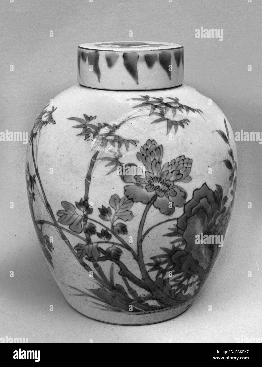 Vaso coperta. Cultura: la Cina. Dimensioni: H. 9 7/8 in. (25,1 cm); H. incl. coperchio 10 1/2 in. (26,7 cm); Diam. 8 3/8 in. (21,3 cm); Diam. del cerchione 4. (10,2 cm); Diam. di base 5 3/8 in. (13,7 cm). Museo: Metropolitan Museum of Art di New York, Stati Uniti d'America. Foto Stock