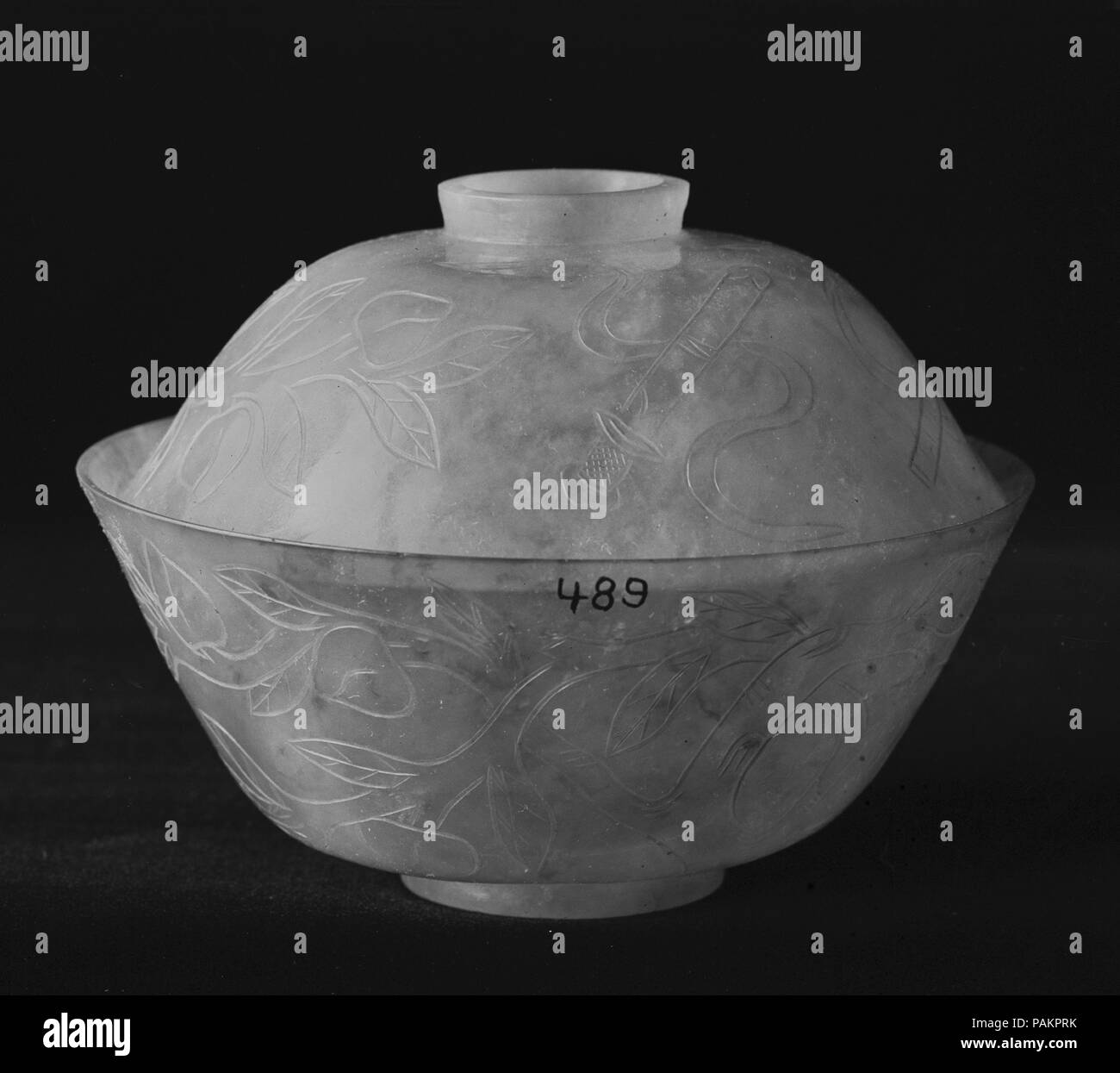 Coppa con coperchio. Cultura: la Cina. Dimensioni: H. 3 1/16 in. (7.7 cm); W. 4 1/8 in. (10,4 cm). Museo: Metropolitan Museum of Art di New York, Stati Uniti d'America. Foto Stock
