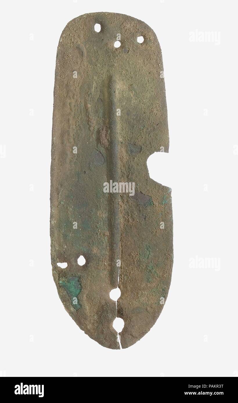 Scala da Armor. Dimensioni: medio l. ca. 11,5 cm (4 1/2 in). Dynasty: Dynasty 18. Regno: regno di Amenofi III. Data: ca. 1390-1353 A.C. Sebbene il bronzo e scale di ferro sono stati trovati in Egitto, la blindatura corporea--una importazione estera--probabilmente non era comunemente indossato. Due set di armatura vengono visualizzate in una presentazione in scena la tomba di Kenamun a Tebe, e una corazza di scale in pelle è stato trovato nella tomba di Tutankhamon. Le dieci scale (11.215.452a-j) furono scavate dal palazzo di Amenhotep III, ma la loro posizione, incorporato in un recinto di mura, non ci permettono di speculare su chi possa Foto Stock