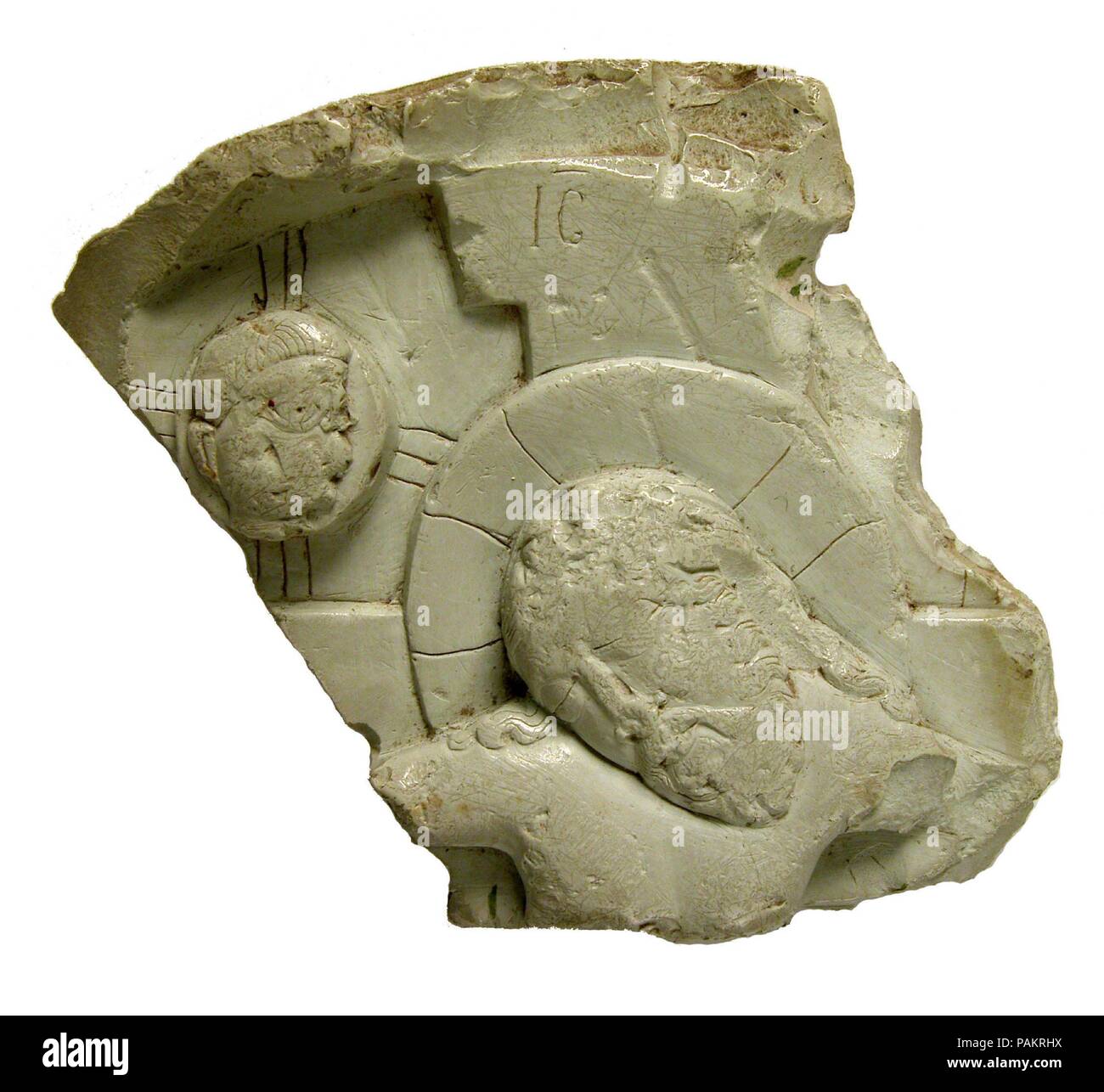 Testa di Cristo, da un'icona della crocifissione. Cultura: bizantina. Dimensioni: complessivo: 2 9/16 x 3 1/8 x 3/4 poll. (6,5 x 7,9 x 1.9cm). Data: del XII secolo. Questi due frammenti sono da icone della crocifissione. Nei Vangeli (Marco 15:39; Matteo 27:54), il centurione romano identifica Cristo come il Figlio di Dio alla crocifissione. Museo: Metropolitan Museum of Art di New York, Stati Uniti d'America. Foto Stock