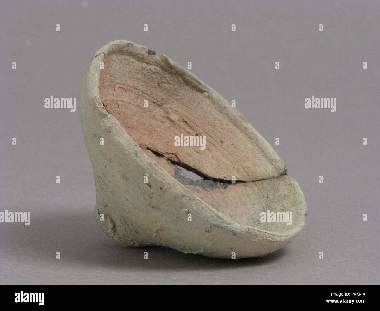 Footless Coppa o il coperchio. Cultura: copto. Dimensioni: complessivo: 1 5/8 x 3 in. (4,2 x 7,6 cm). Data: 4-VII secolo. Museo: Metropolitan Museum of Art di New York, Stati Uniti d'America. Foto Stock Footless Coppa o il coperchio. Cultura: copto. Dimensioni: complessivo: 1 5/8 x 3 in. (4,2 x 7,6 cm). Data: 4-VII secolo. Museo: Metropolitan Museum of Art di New York, Stati Uniti d'America. Foto Stock