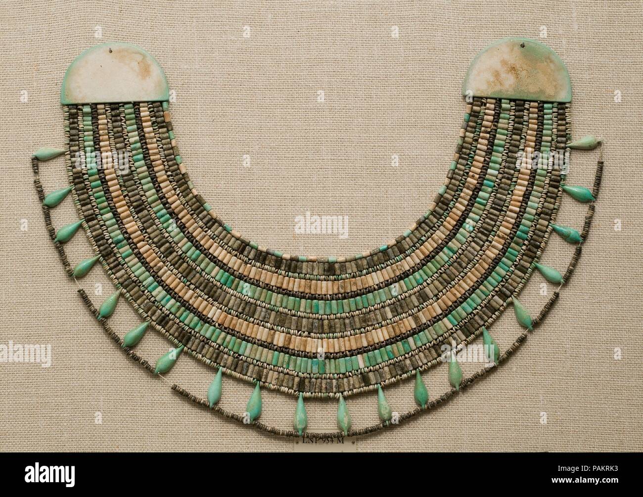 Ampio collare. Dimensioni: l. 29 cm (11 7/16 in); w. 39 cm (15 3/8 in.). Dynasty: Dynasty 12-13. Data: ca. 1981-1640 A.C. Museo: Metropolitan Museum of Art di New York, Stati Uniti d'America. Foto Stock
