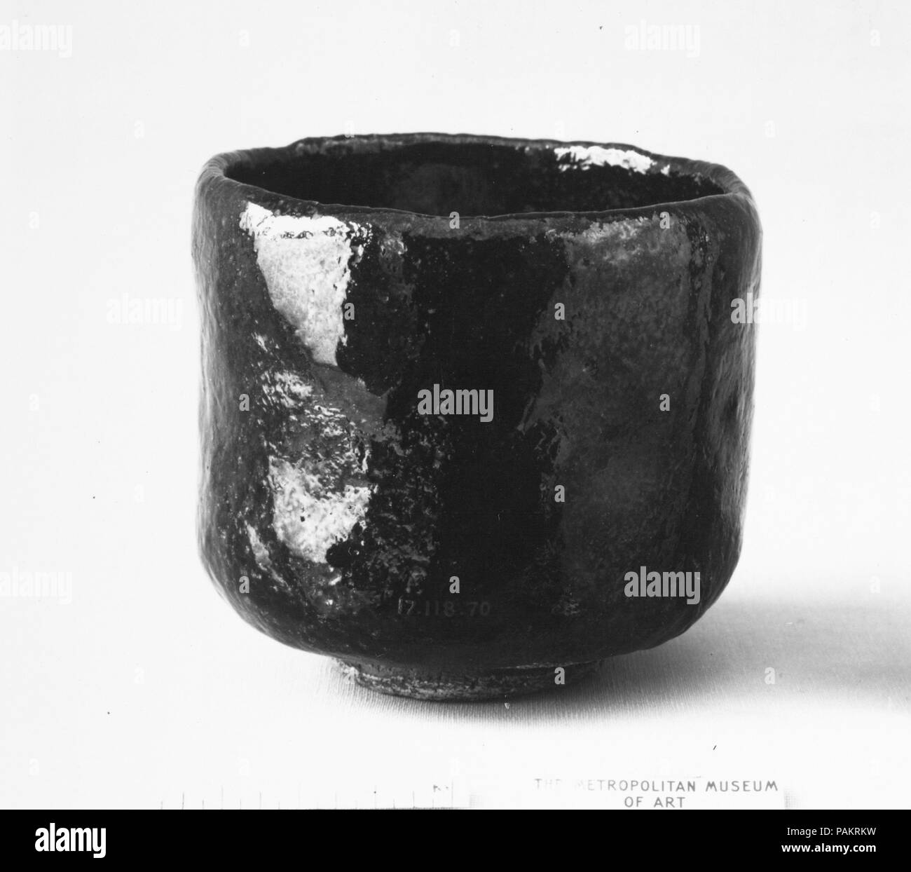 Teabowl. Artista: Ryonyu (morto nel 1835). Cultura: il Giappone. Dimensioni: H. 3 3/4 in. (9,5 cm); Diam. 4 a. (10,2 cm). Data: ca. 1800. Museo: Metropolitan Museum of Art di New York, Stati Uniti d'America. Foto Stock