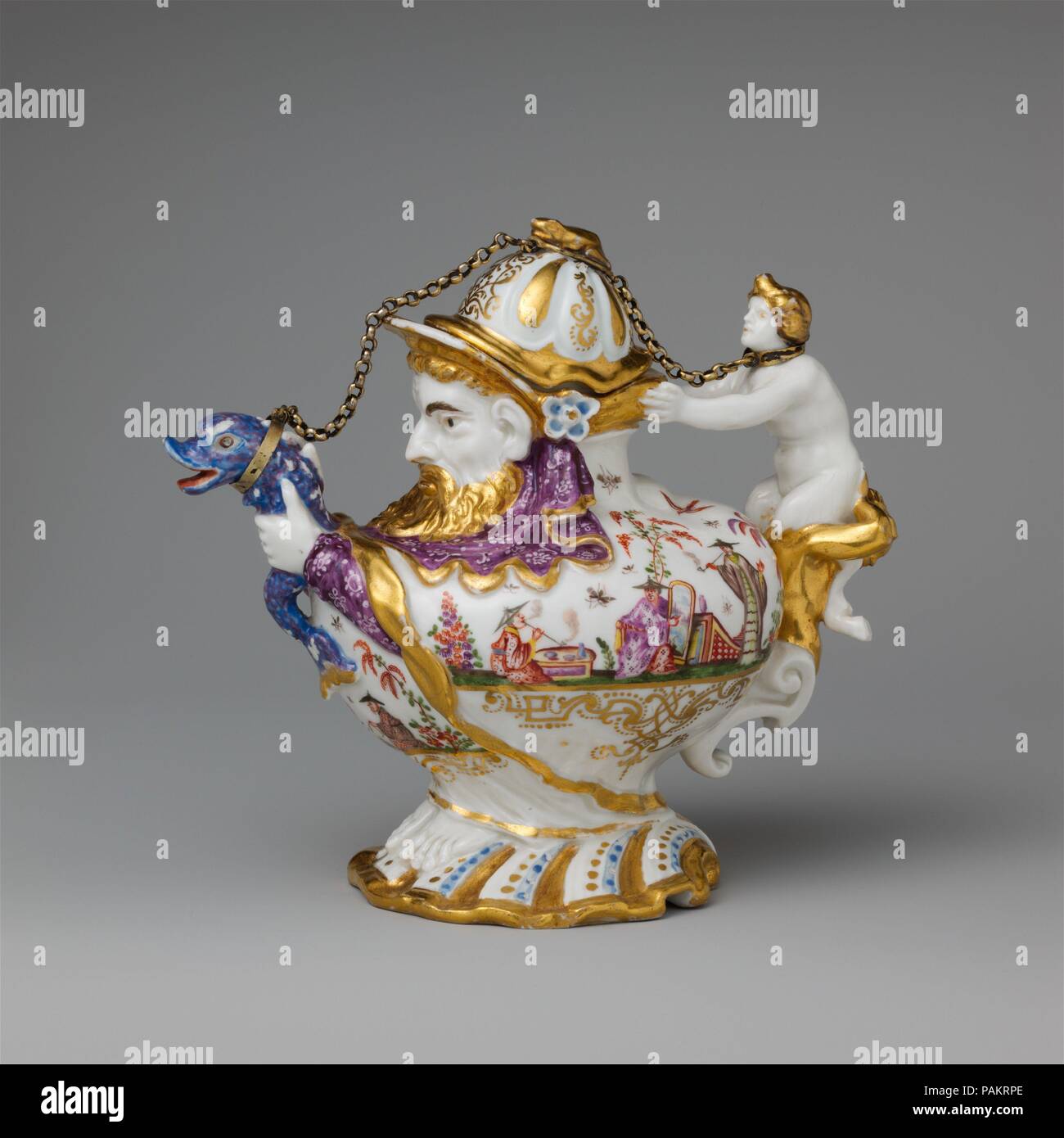 Teiera con coperchio. Cultura: tedesco, Meissen con decorazione di Augsburg. Decorator: decorata da Hausmaler Sabina Aufenwerth (tedesco, attivo Augusta). Dimensioni: complessiva (conferma): 6 1/16 x 6 7/8 x 3 7/8 in. (15,4 x 17,5 x 9,8 cm). Factory: Meissen Manufactory (tedesco, 1710-presente). Data: ca. 1719-30. Il complesso design di questa teiera, in cui un uomo detiene un delfino che costituisce il beccuccio ed il manico è composto da due figure intrecciate, incarna lo stile barocco. Questo modello sembra essere stata prodotta a Meissen per un breve periodo di tempo, e la maggior parte degli esempi sopravvissuti erano decorate all'esterno th Foto Stock