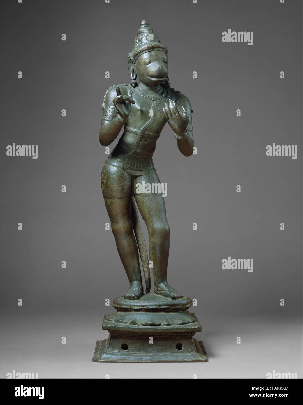 Hanuman conversando. Cultura: India (Tamil Nadu). Dimensioni: H. 25 3/8 in. (64,5 cm); W. 7 1/4 in. (18,4 cm). Data: XI secolo. Una delle più attraenti divinità Indù, Hanuman il coraggio, il coraggio e la fedeltà dei clienti in tutto il Ramayana epic sono rinomati. Qui egli gesti inchinavano davanti a Rama con la sua sollevata la mano sinistra mentre si inserisce nel dibattito animato con il suo Signore. Questa scultura fu parte di un ensemble con Rama, Sita e Lakshmana al suo centro. È stato incluso tra un assemblaggio di icone processionale tenuti dai templi Vaishnava in India del Sud festival per l'uso. Tipico dei Chola-periodo repr Foto Stock