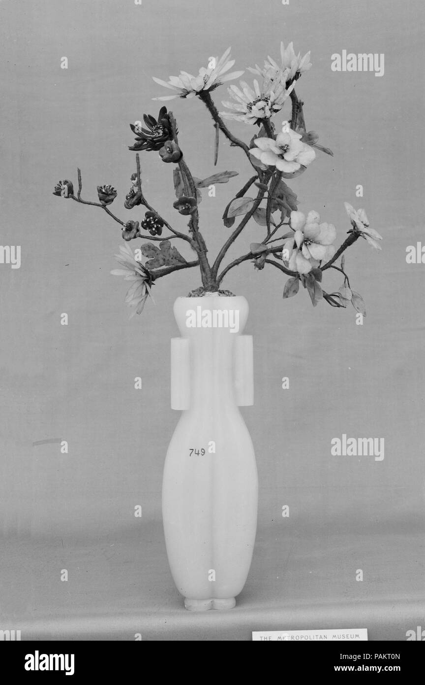 Vaso con fiori. Cultura: la Cina. Dimensioni: H. 14 1/4 in. (36,2 cm); W. 8. (20,3 cm). Museo: Metropolitan Museum of Art di New York, Stati Uniti d'America. Foto Stock