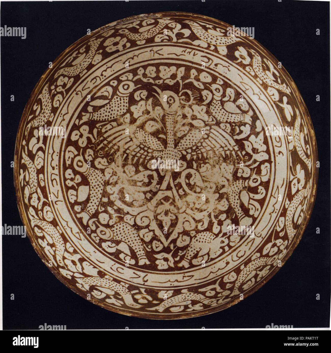 Ciotola con ripetizione di iscrizione persiani che intendono per fortuna. Dimensioni: diam. 11 1/4 in. (28,6 cm) H. 4 7/8 in. (12,4 cm). Data: datato A.H. 822/ A.D. 1419-20. Lucentezza la produzione raggiunge il suo apice in Iran durante il periodo medievale. Più tardi, sotto la regola di Timurid, blu e bianco di ceramica di imitazione di esempi cinesi sono state favorite e prodotte in grandi quantità. Questa lucentezza vetri stonepaste Bowl datata A.H. 822/D.C. 1419, dimostra una continuazione di lucentezza di produzione della ceramica nel XV secolo a Kashan. Una ripetizione di benedizione che si traduce in "può alla fine essere buona' o 'may y Foto Stock