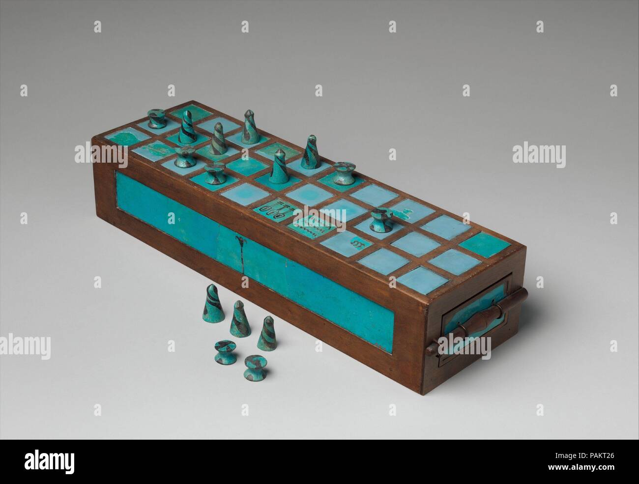 Gameboard e pezzi di gioco. Dimensioni: Ripristino box: L. 43 cm (16 15/16 in.); W. 13,5 cm (5 5/16 in.); H. 9 cm (3 9/16 in.). Dynasty: Dynasty 18. Regno: regno di Thutmosi III. Data: ca. 1550-1295 A.C. Il blue faience intarsi di questa finestra di gioco e i pezzi di gioco (01.4.1b-h e 01.4.1i-p) sono state scoperte in una tomba a Abydos. Questa tomba conteneva anche uno scarabeo inscritto con il cartiglio di Thutmose III, un papiro burnisher inscritto con il nome e il titolo di scriba Merymaat, un orecchino in argento e un dipinto di pot. Solo alcune delle maioliche intarsi di confezione originale sono stati conservati. La a Foto Stock