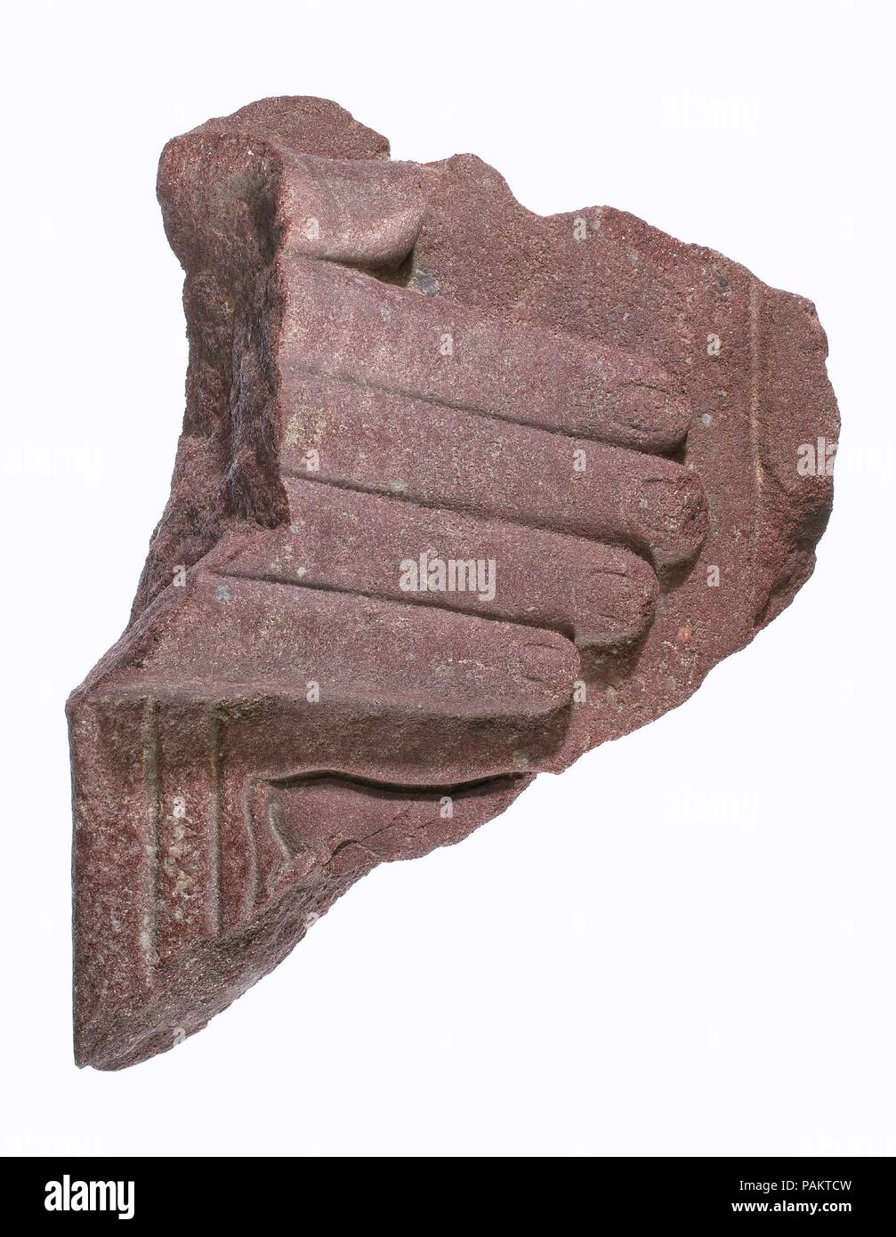 La mano da una statua stelophorous con parte del nome Horus di Akhenaten (?). Dimensioni: H. 21 × W × 15 D. 7 cm (8 1/4 x 5 7/8 x 2 3/4 in.); tra interno le linee di colonna: W. 10,7 cm (4 3/16 in.). Dynasty: Dynasty 18. Regno: regno di Akhenaten. Data: ca. 1353-1336 A.C. Museo: Metropolitan Museum of Art di New York, Stati Uniti d'America. Foto Stock