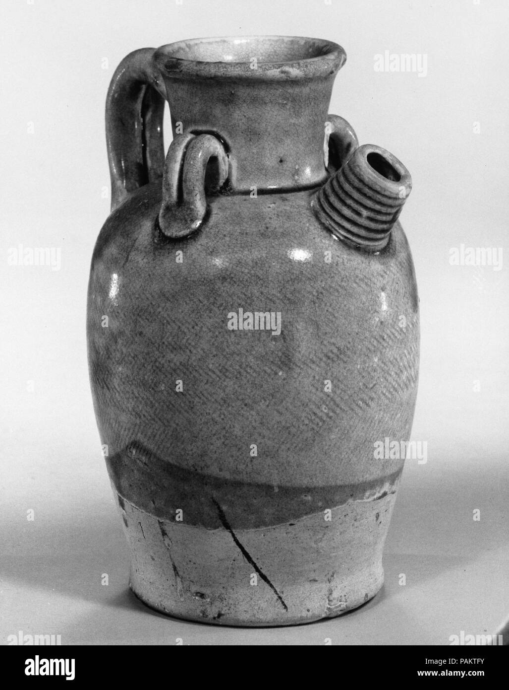 Ewer. Cultura: la Cina. Dimensioni: H. 6 1/8 in. (15,6 cm). Data: IX secolo. Museo: Metropolitan Museum of Art di New York, Stati Uniti d'America. Foto Stock