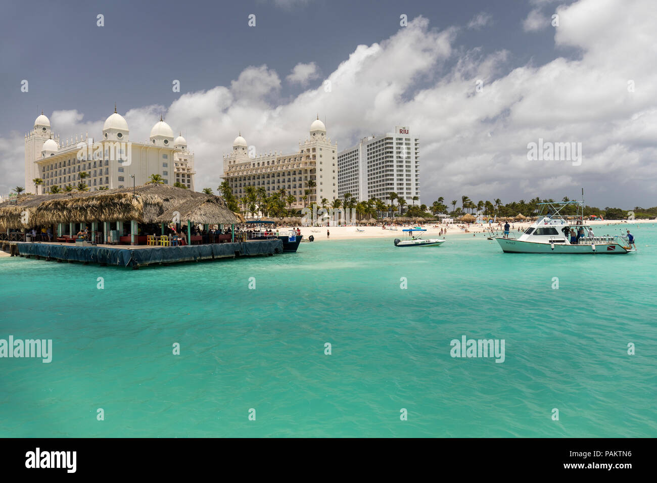 Bar e ristorante sulla spiaggia de Palm Pier, Palm Beach, Aruba, Caraibi Foto Stock