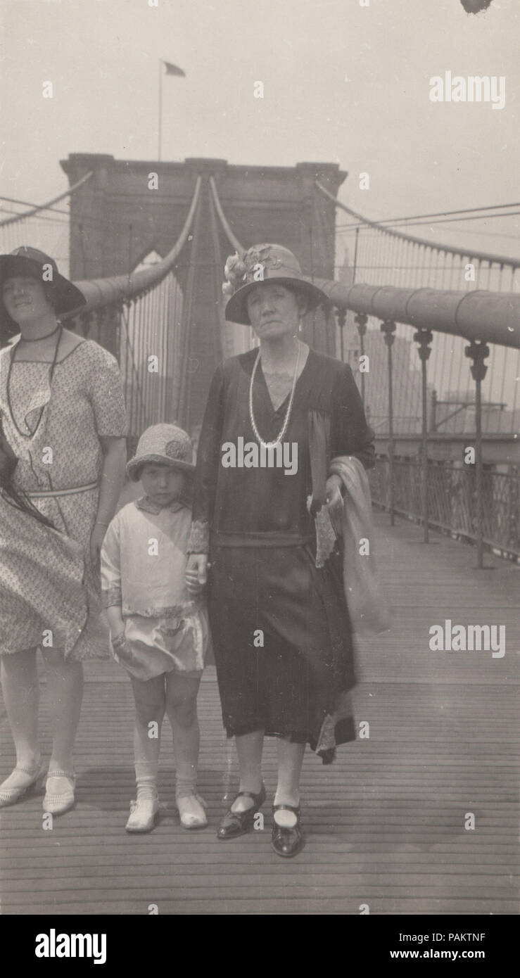 Vintage fotografia di una famiglia stavano in piedi su un ponte di sospensione Foto Stock