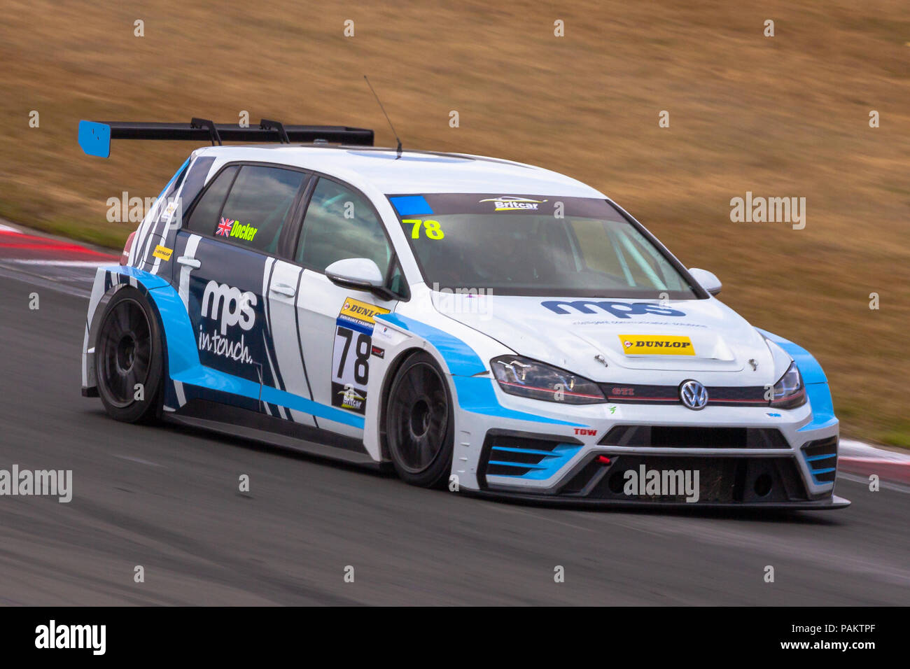Tim Docker guidando il MPS sponsorizzato VW Golf in un recente evento Britcar a Donington Park, Regno Unito nel luglio 2018 Foto Stock