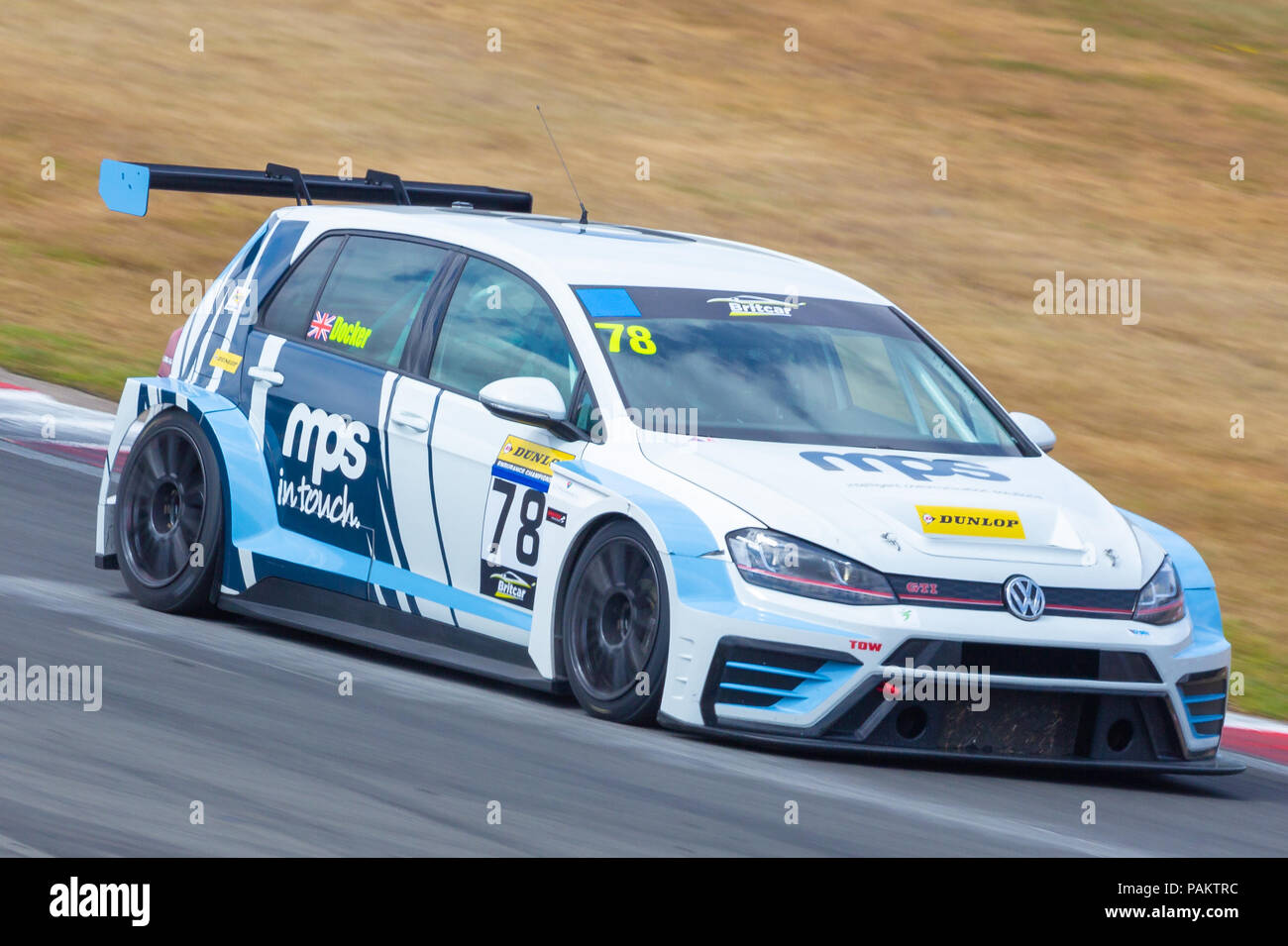 Tim Docker guidando il MPS sponsorizzato VW Golf in un recente evento Britcar a Donington Park, Regno Unito nel luglio 2018 Foto Stock