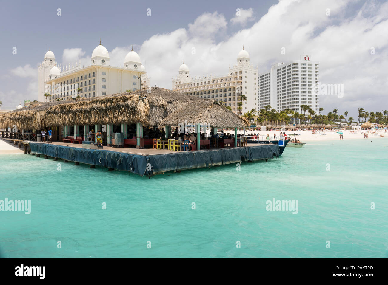 Bar e ristorante sulla spiaggia de Palm Pier, Palm Beach, Aruba, Caraibi Foto Stock