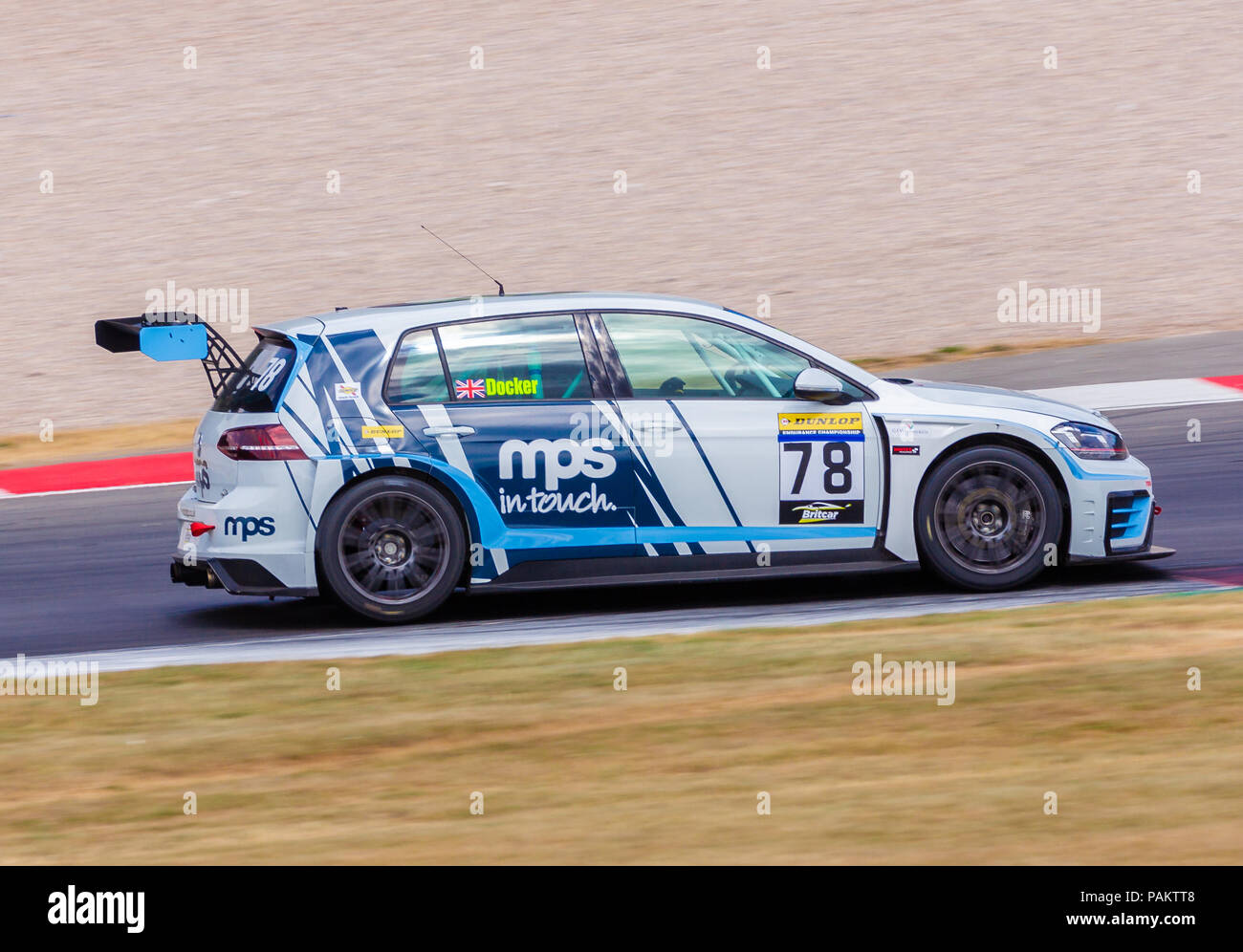 Tim Docker guidando il MPS sponsorizzato VW Golf in un recente evento Britcar a Donington Park, Regno Unito nel luglio 2018 Foto Stock