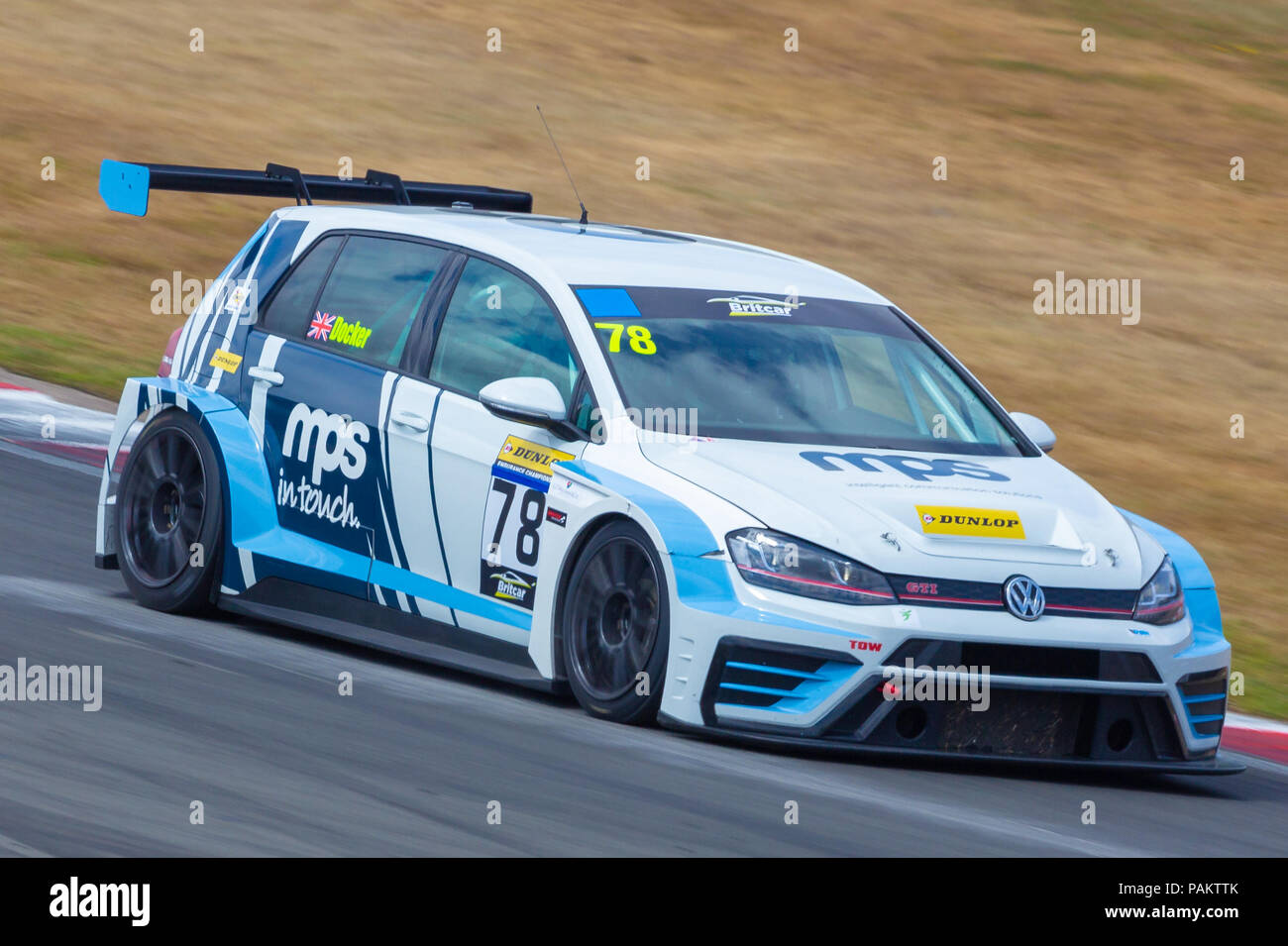 Tim Docker guidando il MPS sponsorizzato VW Golf in un recente evento Britcar a Donington Park, Regno Unito nel luglio 2018 Foto Stock