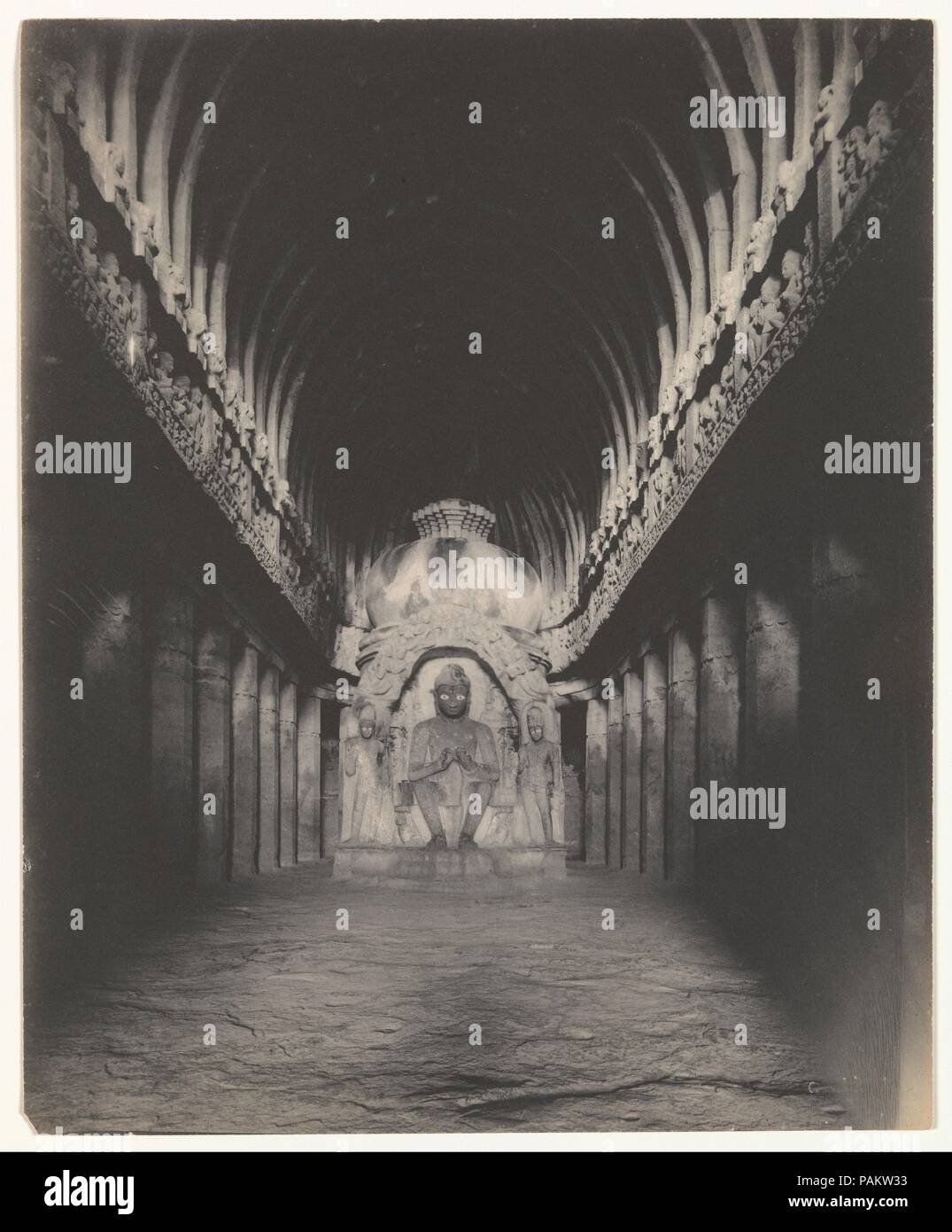 [Sutar ka Jhopda Grotta interno, Grotte di Ellora]. Artista: Alfred William Plâté (tedesco (attivo dello Sri Lanka), ca. 1859 -1931 Linz). Dimensioni: Immagine: 27,8 x 22,8 cm (10 15/16 x 9 in.). Data: 1890-1900. Questo bellissimo e stampate e conservate perfettamente stampa mostra la più famosa roccia buddista-cut tempio di Ellora, India, "falegname Grotta,' scavati circa 700. Sebbene scolpito dal rock, la grande sala è progettato per assomigliare ad un soffitto a volta di travi di legno sostenuto da colonne, riecheggiando contemporaneo santuari di legname. La Plâté stranamente accesa fotografia potentemente convoglia un aura spirituale, con la sta Foto Stock