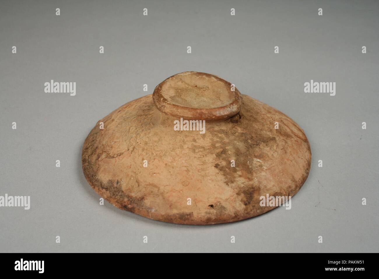 Coperchio recipiente. Cultura: Dogon o popoli Tellem (?). Dimensioni: diametro: 5 a. (12,7 cm). Data: XIII secolo. Il Tellem ritiene siano arrivati al rocky Bandiagara scarpata nell attuale sud del Mali a volte durante il XI secolo D.C. Dal quindicesimo al sedicesimo secolo, la popolazione Tellem fu devastato, forse a causa di una carestia provocata dalla siccità o Songhai e mossi incursioni slave. La loro eredità culturale, tuttavia, profondamente influenzato i Dogon, a persone che sono loro succedute e continuare a popolare la Bandiagara a questo giorno. Sebbene le origini dei Dogon rimangono onu Foto Stock