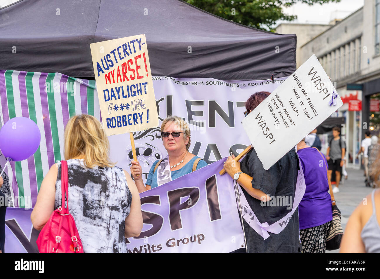 Le donne appartenenti a una campagna WASPI group holding di una protesta nel centro città di Southampton durante l'estate 2018, Inghilterra, Regno Unito Foto Stock