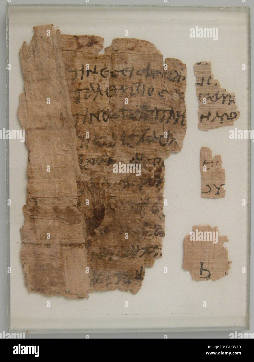 Frammenti di papiro. Cultura: copto. Dimensioni: incorniciato: 4 x 2 15/16 in. (10,1 x 7,5 cm). Data: 4-VII secolo. Museo: Metropolitan Museum of Art di New York, Stati Uniti d'America. Foto Stock