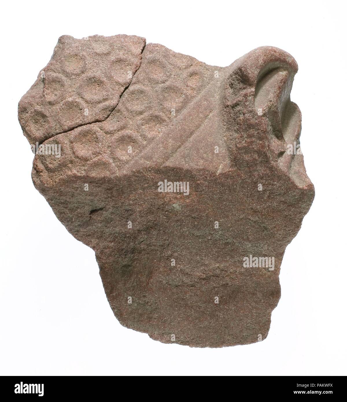 La corona con i dischi e l'orecchio destro. Dimensioni: H. 14 × W × 15 D. circa 3,2 cm (5 1/2 x 5 7/8 x 1 1/4 in.). Dynasty: Dynasty 18. Regno: regno di Akhenaten. Data: ca. 1353-1336 A.C. Museo: Metropolitan Museum of Art di New York, Stati Uniti d'America. Foto Stock