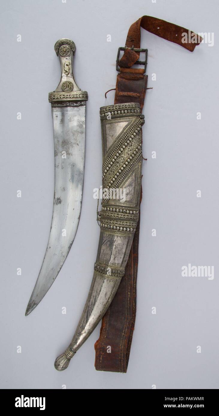 Pugnale (Jambiya) con guaina e la cinghia. Cultura: Arabo. Dimensioni: H. con guaina 20 5/8 in. (52,4 cm); H. senza guaina 20 a. (50,8 cm); W. 2 1/2 in. (6,4 cm); Wt. 12,5 oz. (354.4 g); peso della guaina 1 lb. 6.6 oz. (640.7 g). Data: del XIX secolo. Museo: Metropolitan Museum of Art di New York, Stati Uniti d'America. Foto Stock