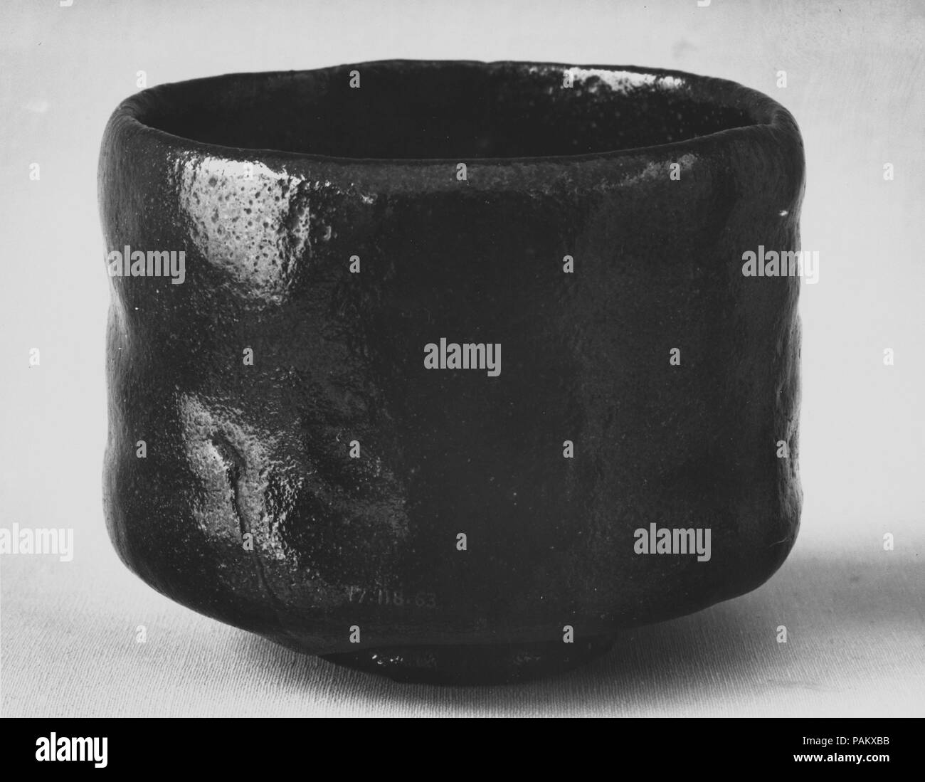 Teabowl. Artista: Ichigen (morto nel 1722). Cultura: il Giappone. Dimensioni: H. 3 3/8 in. (8,6 cm); Diam. 4 1/4 in. (10,8 cm). Data: ca. 1720. Museo: Metropolitan Museum of Art di New York, Stati Uniti d'America. Foto Stock