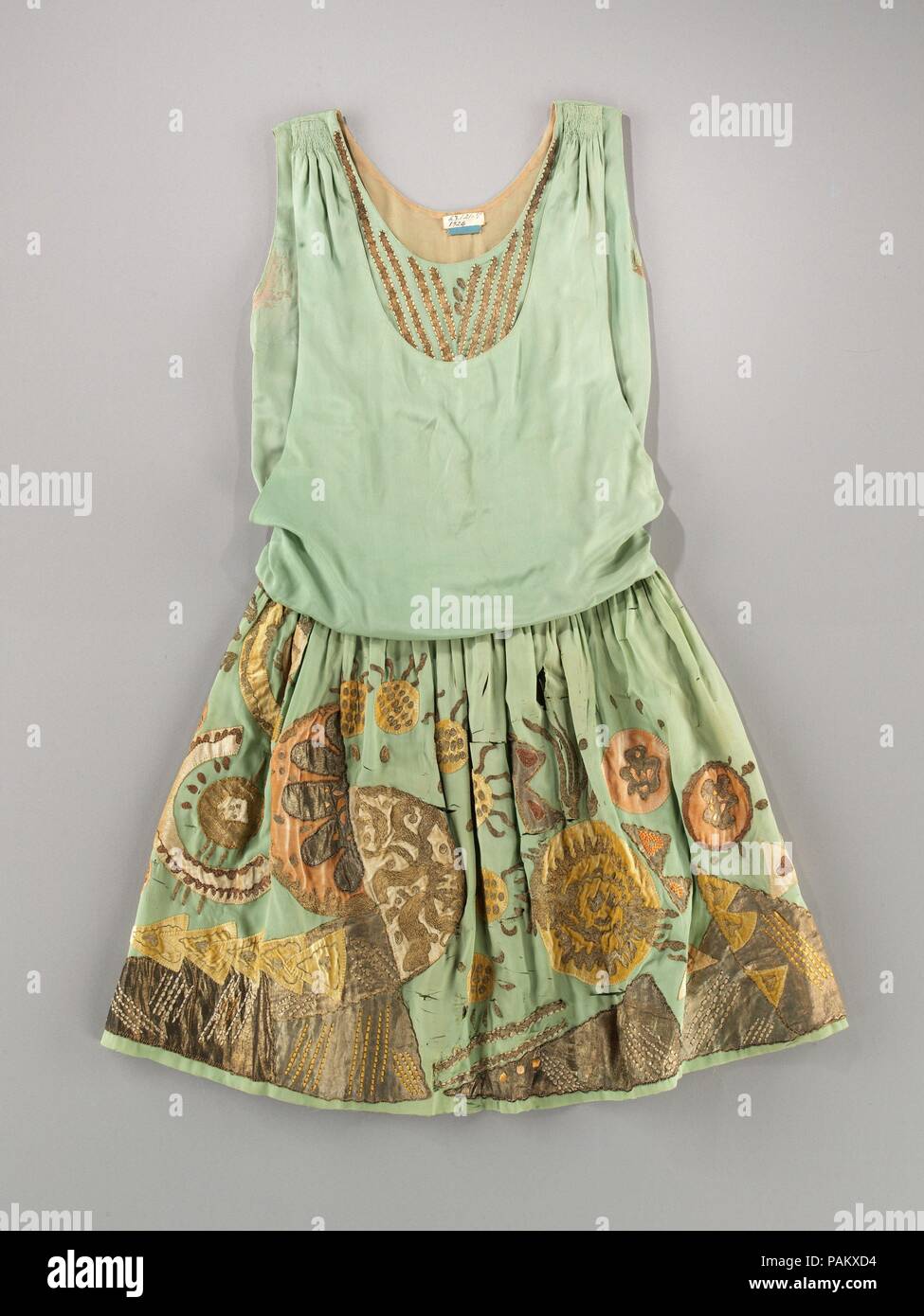 Abito da sera. Cultura: francese. Design House: Myrbor (Francese, 1922-1936). Data: ca. 1926. Il francese casa di moda Myrbor è stato aperto nel Luglio 1922 da Marie Cuttoli, uno statista francese la moglie su 17 rue VIGNON Parigi. Solo in funzionamento fino al 1936, la casa impiegati europei di spicco e gli artisti russi tra cui Picasso e Matisse a creare disegni per le decorazioni interne e abbigliamento che la casa prodotta. Entrambi Europeo Orientale émigrés che ha lavorato come designer con la Leon Bakst, Natalia Goncharova, un russo artista futurista e Sarah Lipska, di origine polacca, sono stati tra i hou Foto Stock